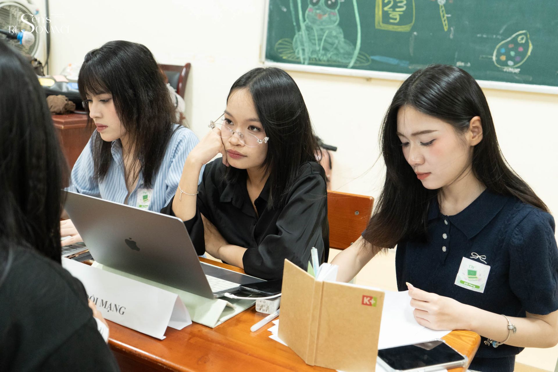 Ảnh 5: Bầu không khí nghiêm túc, chuyên nghiệp tại phòng phỏng vấn (Ảnh: FPS 2025 - Sen’s Resonance).