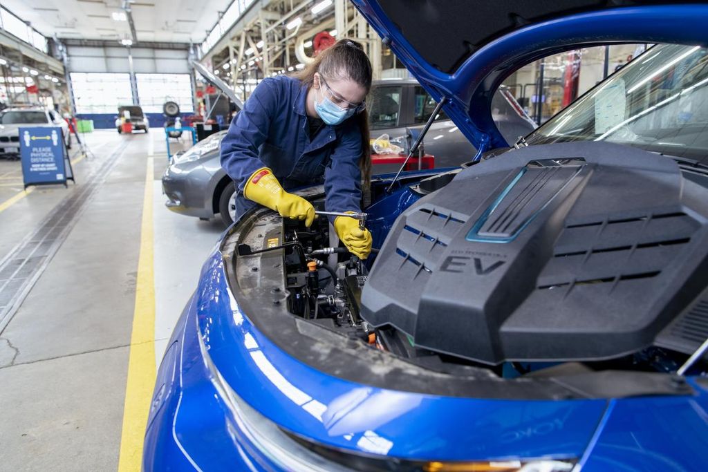 Nhu cầu khổng lồ về nhân lực xe điện: Lương kỹ thuật viên tại Trung Quốc lên tới 71 triệu đồng/tháng