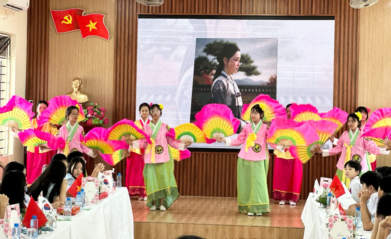 Hoạt động giao lưu giáo dục - văn hóa giữa học sinh Trường THCS Ngô Quyền và học sinh thành phố Naju, tỉnh Jeolla Nam, Hàn Quốc. Hoạt động giao lưu giáo dục - văn hóa giữa học sinh Trường THCS Ngô Quyền và học sinh thành phố Naju, tỉnh Jeolla Nam, Hàn Quốc.