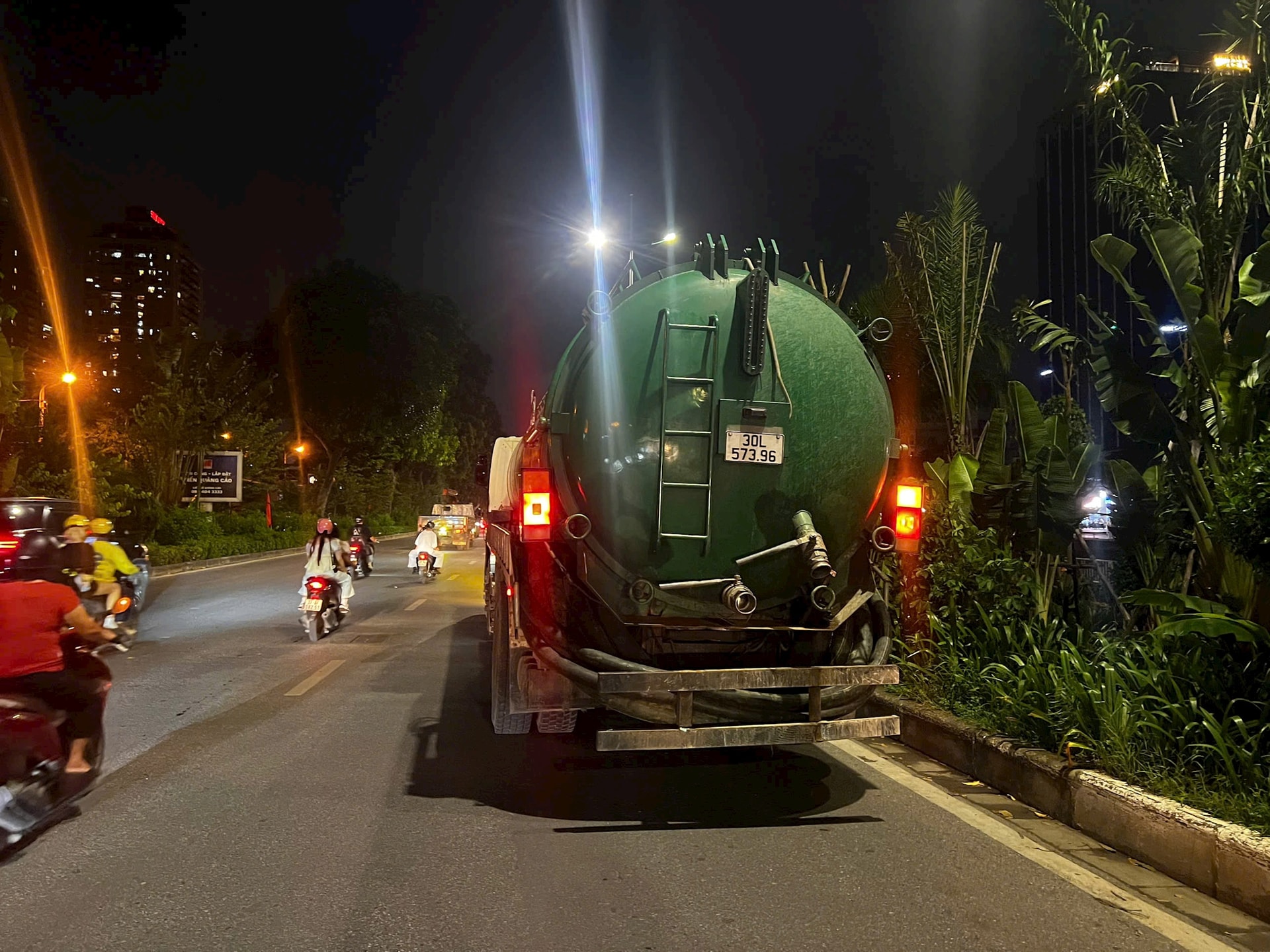 Xe bồn xả thải trái phép ra sông Tô Lịch tại khu vự đường Láng. Ảnh: NB