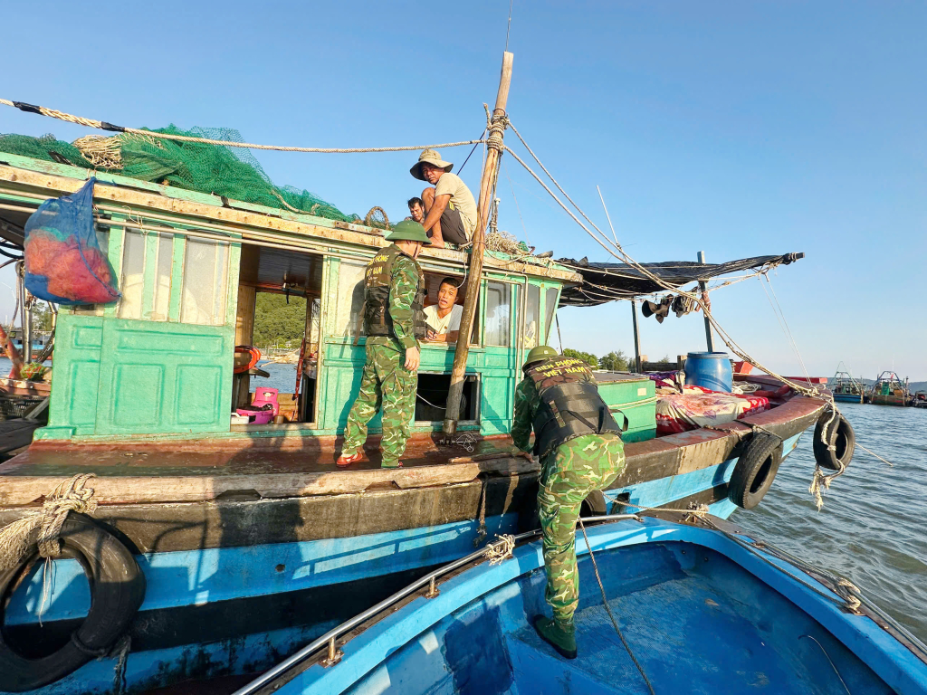 Đồn Biên phòng Trà Cổ xuống từng tàu thuyền để tuyên truyền cho ngư dân về diễn biến bão Ragasa.