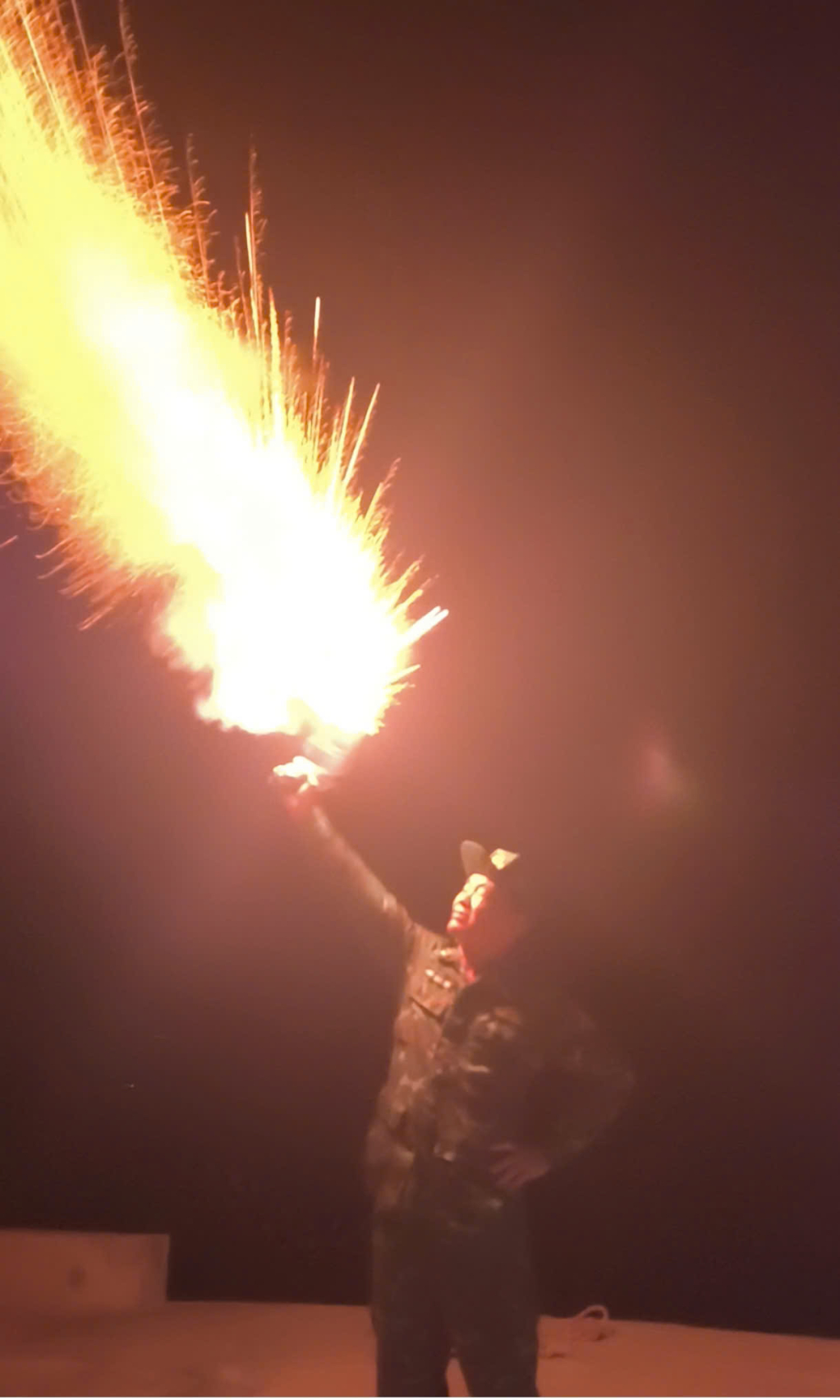 Đồn Biên phòng Ngọc Vừng bắn pháo hiệu gọi tàu thuyền vào bờ tránh bão.