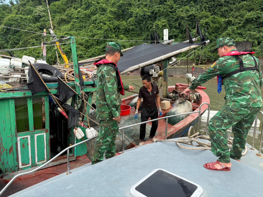 Đồn Biên phòng Đảo Trần giúp ngư dân đưa phương tiện vào nơi tránh trú bão an toàn.
