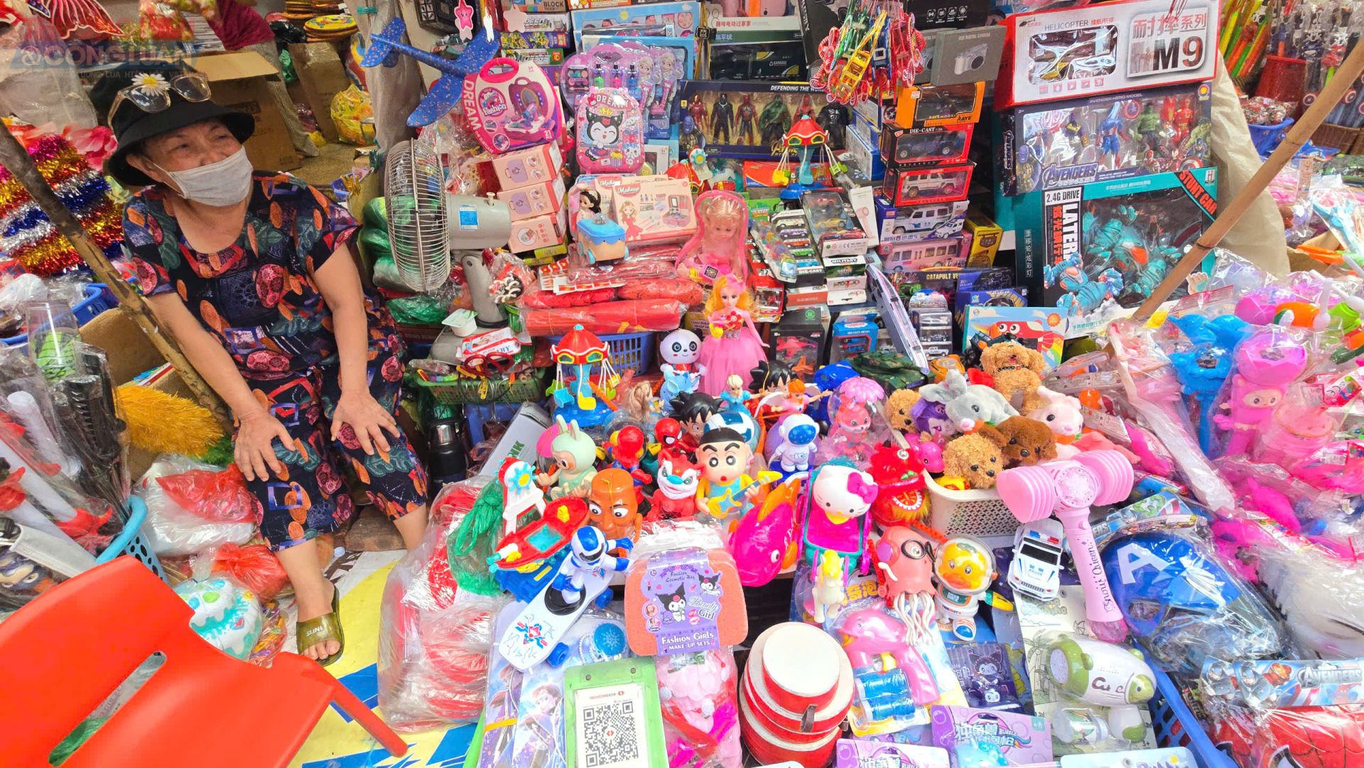 Trên phố Hàng Mã dịp Trung thu năm nay không khó để bắt gặp nhiều tiểu thương buôn bán đồ chơi trôi nổi nhưng không rõ nguồn gốc, xuất xứ.