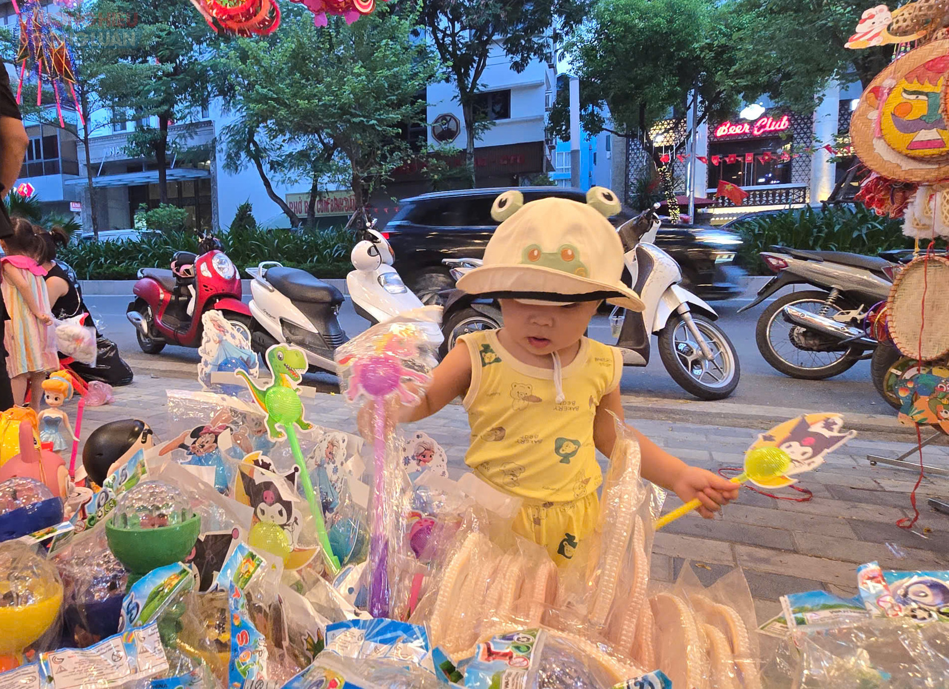 Hà Nội: Thêm một mùa Trung thu đối mặt đồ chơi trôi nổi