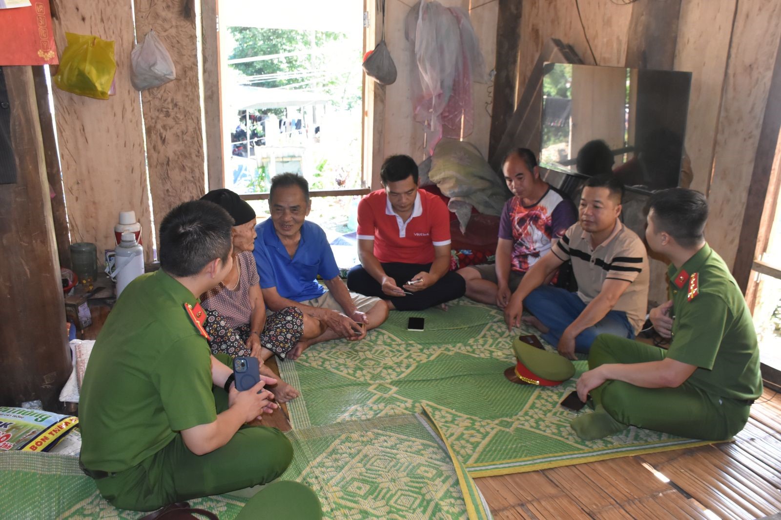 Lực lượng Công an Thanh Hóa tặng sim, hỗ trợ người dân kích hoạt tài khoản định danh điện tử