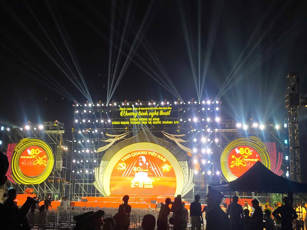 Trong 04 ngày nghỉ Lễ Quốc khánh (từ 30/8 đến 02/9/2025), ngành Du lịch Ninh Bình ghi nhận nhiều tín hiệu tích cực, góp phần quảng bá hình ảnh điểm đến an toàn, thân thiện, hấp dẫn đến đông đảo du khách trong và ngoài nước.