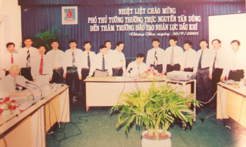 Nguyên Thủ tướng Nguyễn Tấn Dũng (khi đó là Phó Thủ tướng Thường trực) thăm Trường Đào tạo Nhân lực Dầu khí năm 2005 (Ảnh tư liệu)