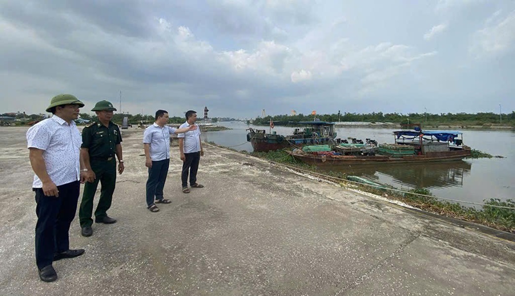 Lãnh đạo xã Thái Ninh, tỉnh Hưng Yên kiểm tra khu neo đậu tàu thuyền tránh trú bão.