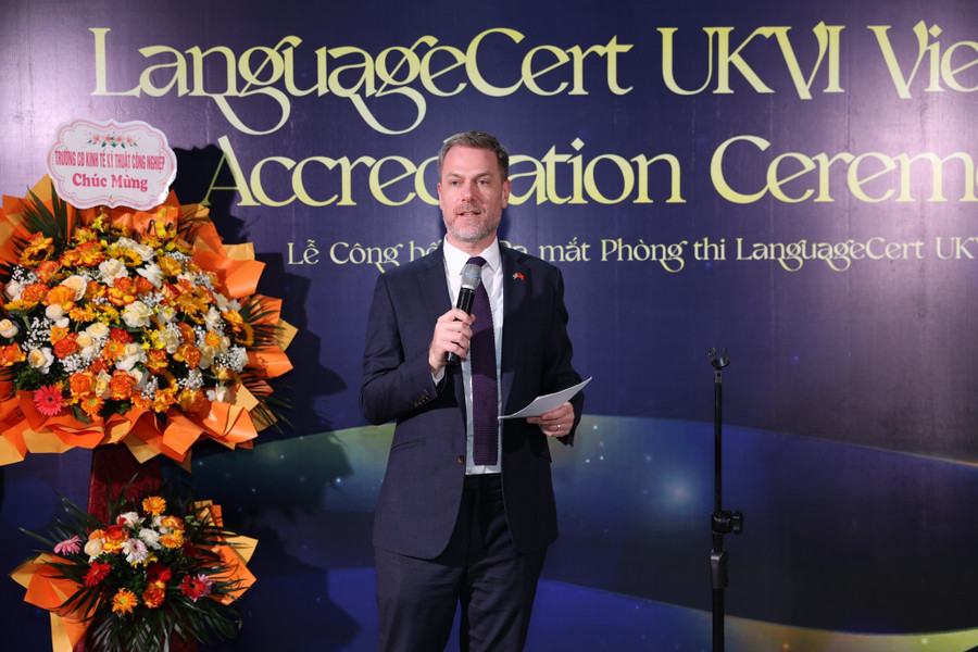 Phó Đại sứ Vương quốc Anh tại Việt Nam Alex Strugnell phát biểu. Phó Đại sứ Vương quốc Anh tại Việt Nam Alex Strugnell phát biểu.