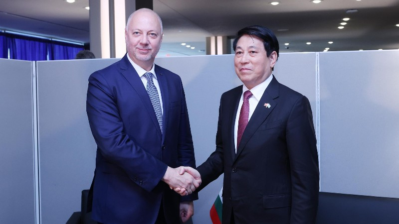 Chủ tịch nước Lương Cường gặp Thủ tướng Bulgaria Rosen Zhelyazkov. Chủ tịch nước Lương Cường gặp Thủ tướng Bulgaria Rosen Zhelyazkov.