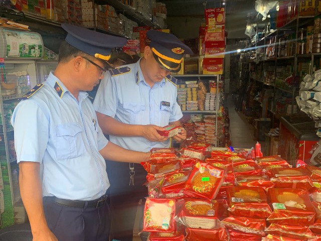 Lực lượng QLTT Nghệ An tăng cường kiểm tra các mặt hàng phục vụ Tết Trung thu 2025. Lực lượng QLTT Nghệ An tăng cường kiểm tra các mặt hàng phục vụ Tết Trung thu 2025.