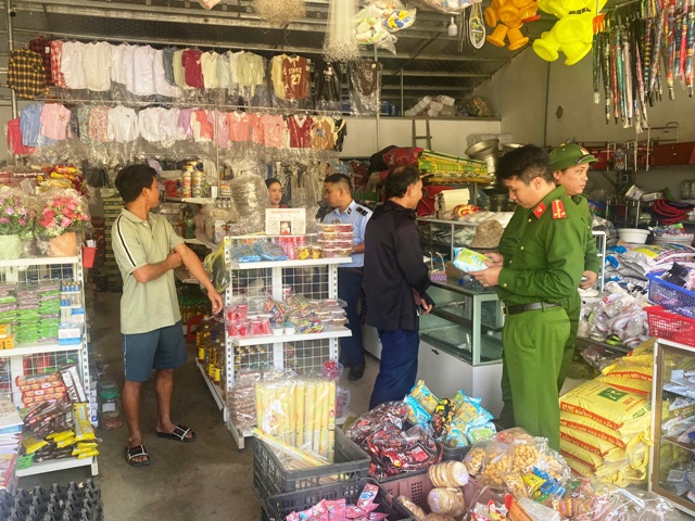 Đội QLTT số 7 phối hợp lực lượng chức năng kiểm tra các cơ sở kinh doanh các mặt hàng phục vụ Tết Trung thu. Đội QLTT số 7 phối hợp lực lượng chức năng kiểm tra các cơ sở kinh doanh các mặt hàng phục vụ Tết Trung thu.