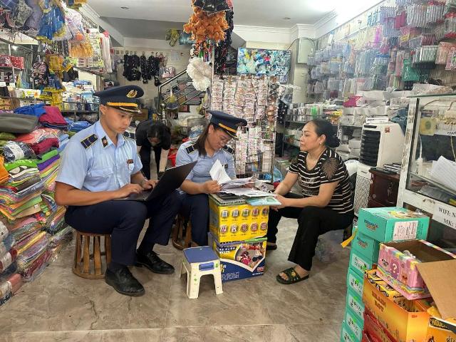 Ngoài xử phạt, lực lượng QLTT còn ết hợp tuyên truyền, ký cam kết tới các cơ sở sản xuất, kinh doanh tuân thủ các quy định của pháp luật về kinh doanh hàng hóa Ngoài xử phạt, lực lượng QLTT còn ết hợp tuyên truyền, ký cam kết tới các cơ sở sản xuất, kinh doanh tuân thủ các quy định của pháp luật về kinh doanh hàng hóa