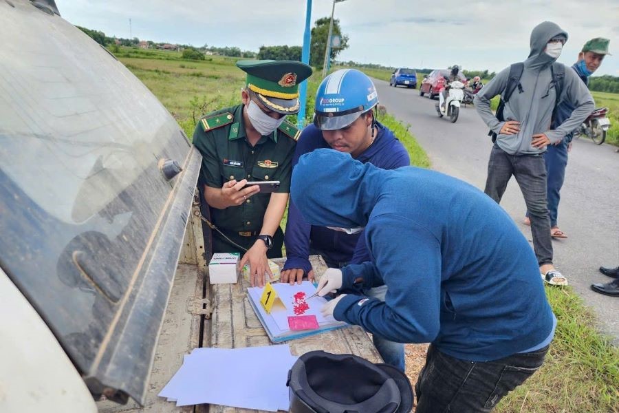 Lực lượng chức năng kiểm tra tang vật.