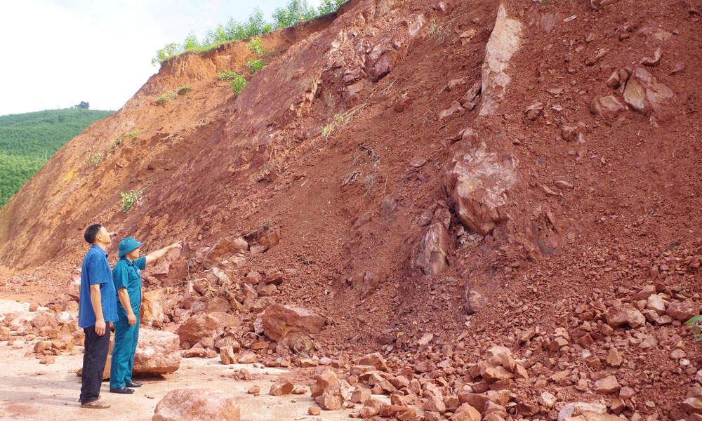 Ban Chỉ huy Quân sự xã An Lạc kiểm tra tuyến đường thường xuyên xảy ra sạt lở đất.