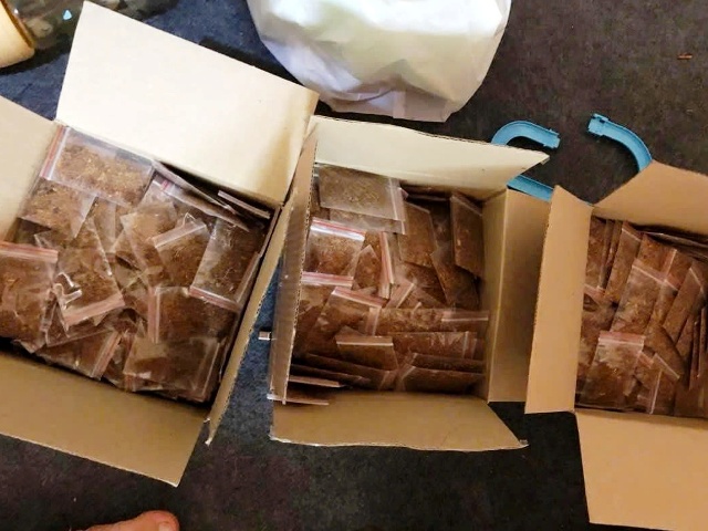 Tang vật là 02kg ma túy dạng cỏ Tobaco thu được trong vụ án.