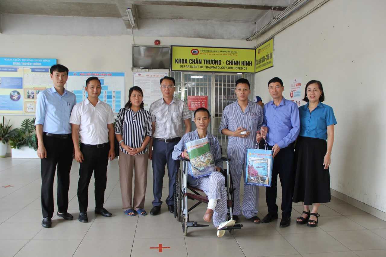 Lãnh đạo Công ty thăm hỏi công nhân lao động bị tai nạn đang điều trị tại bệnh viện.