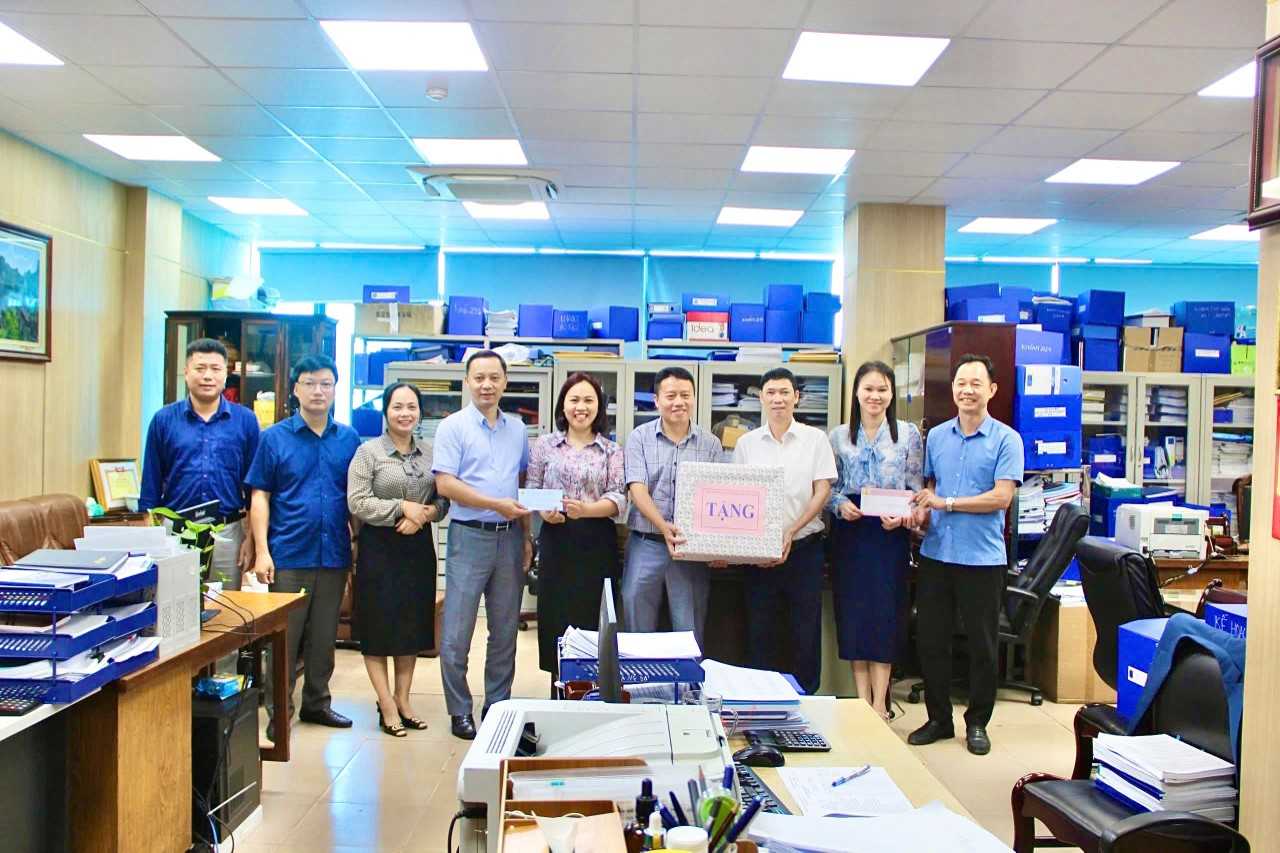 Tặng quà động viên các phòng, đơn vị tại Công ty.