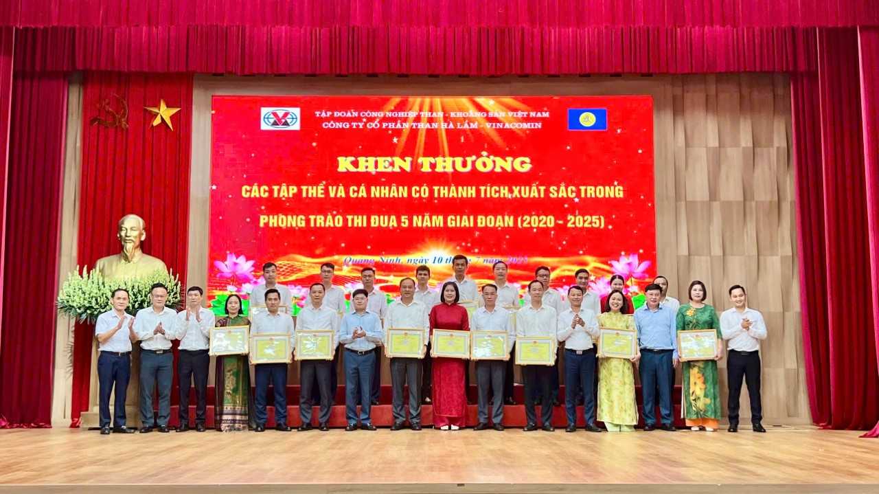 Khen thưởng các cá nhân và tập thể xuất sắc trong phong trào thi đua giai đoạn 2020 - 2025.