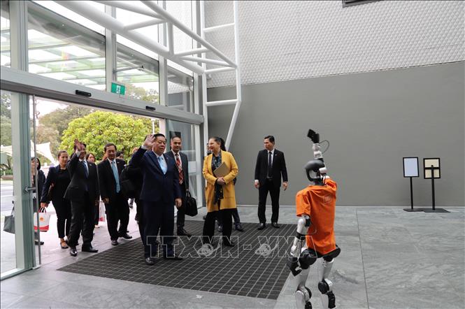 Người máy chào đón đoàn đại biểu Đảng Cộng sản Việt Nam do đồng chí Nguyễn Trọng Nghĩa, Ủy viên Bộ Chính trị, Bí thư Trung ương Đảng, Trưởng Ban Tuyên giáo và Dân vận Trung ương, dẫn đầu tại Đại học Công nghệ Auckland.