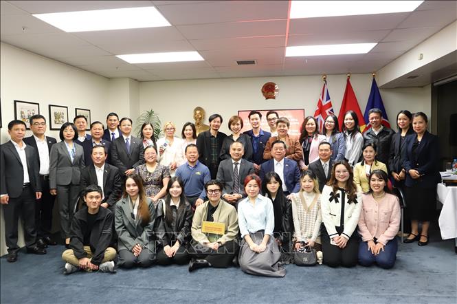 Trưởng Ban Tuyên giáo và Dân vận Trung ương Nguyễn Trọng Nghĩa chụp ảnh lưu niệm với các cán bộ Đại sứ quán Việt Nam tại thủ đô Wellington và đại diện cộng đồng người Việt Nam tại New Zealand.