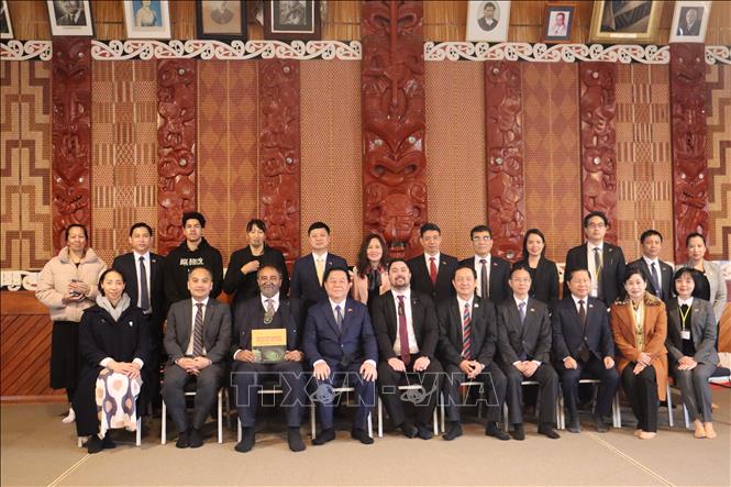 Đoàn công tác chụp ảnh lưu niệm sau lễ đón chính thức theo truyền thống của người Maori.