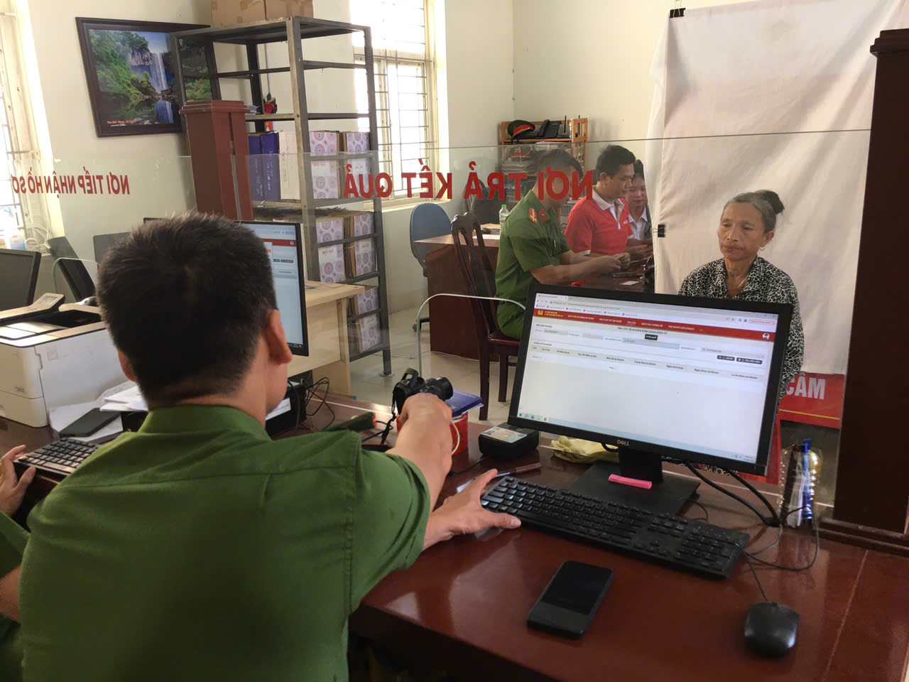 lực lượng Công an xã đã trực tiếp đến tận nhà để hướng dẫn, thu nhận thông tin và cài đặt, kích hoạt tài khoản định danh điện tử để mọi người dân đều được tiếp cận công nghệ số một cách thuận tiện nhất.