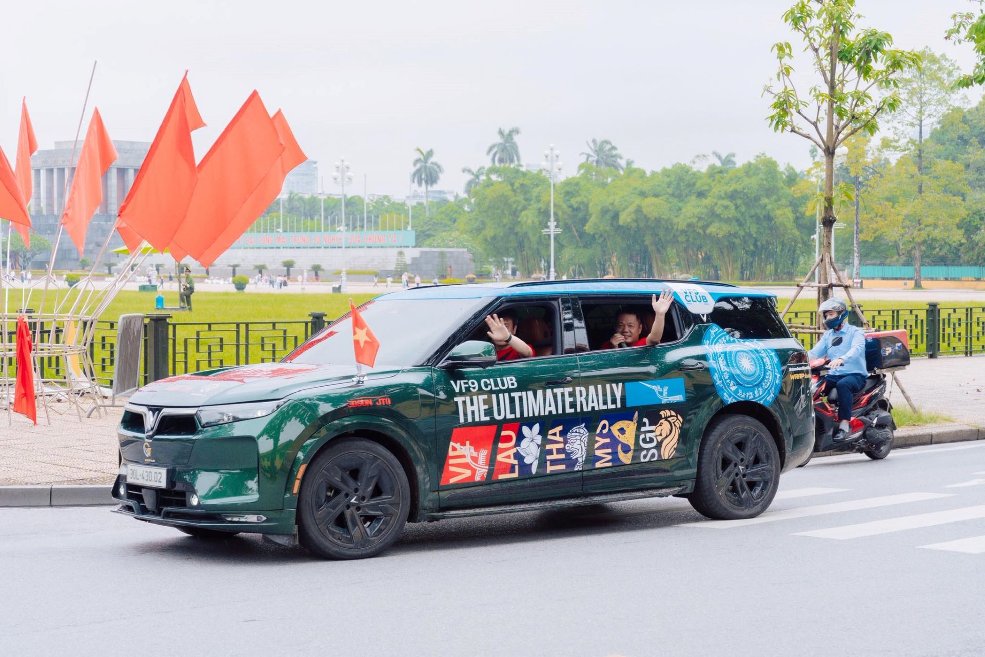 Anh Trần Đức Hạnh (Hà Nội) và các chủ xe VF 9 đã thực hiện chuyến đi 9.000 km từ Việt Nam qua Lào, Thái Lan, Malaysia, Singapore.
