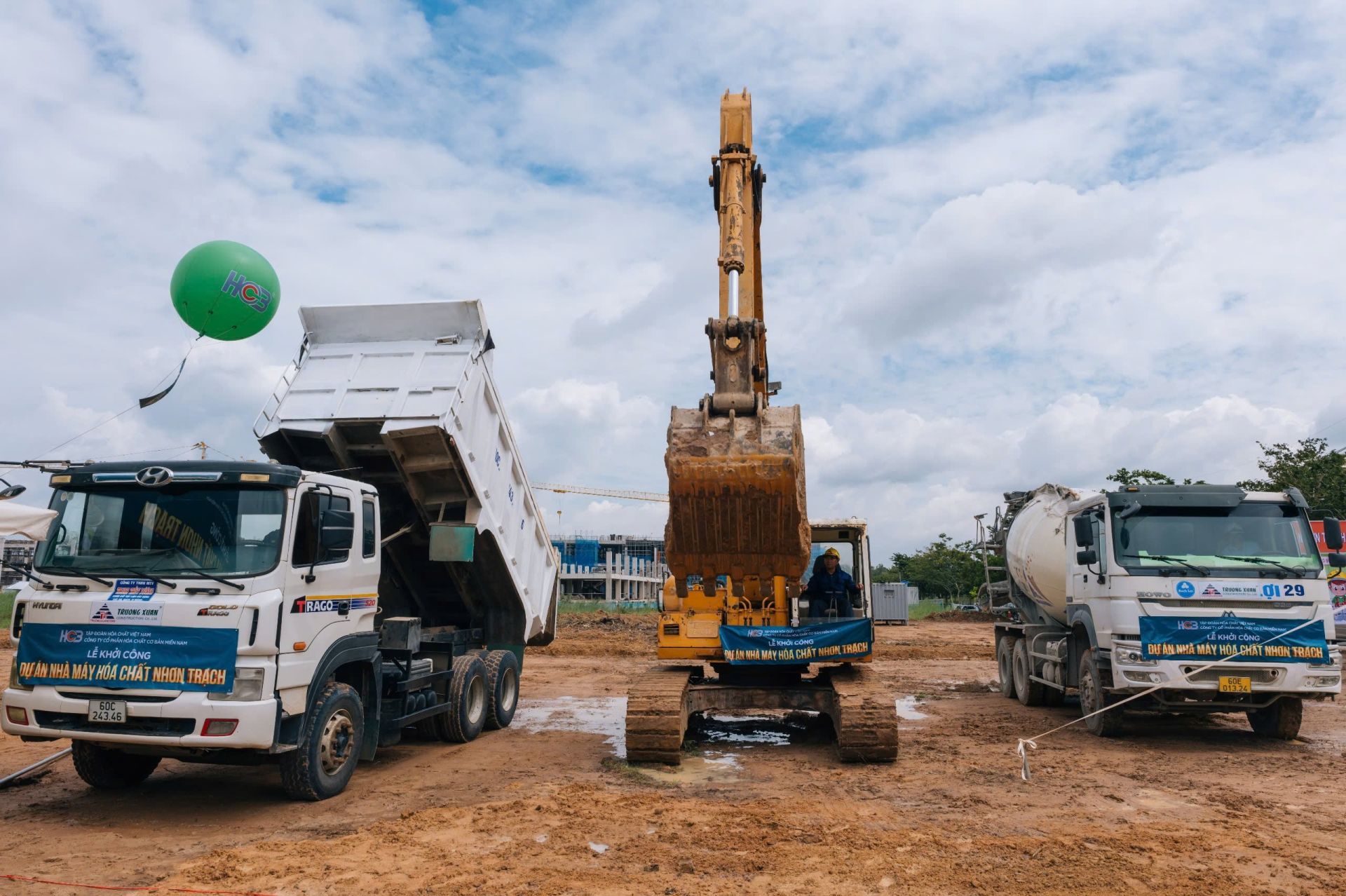 Công nhân và máy móc sẵn sàng, bảo đảm tiến độ ngay từ ngày đầu khởi công