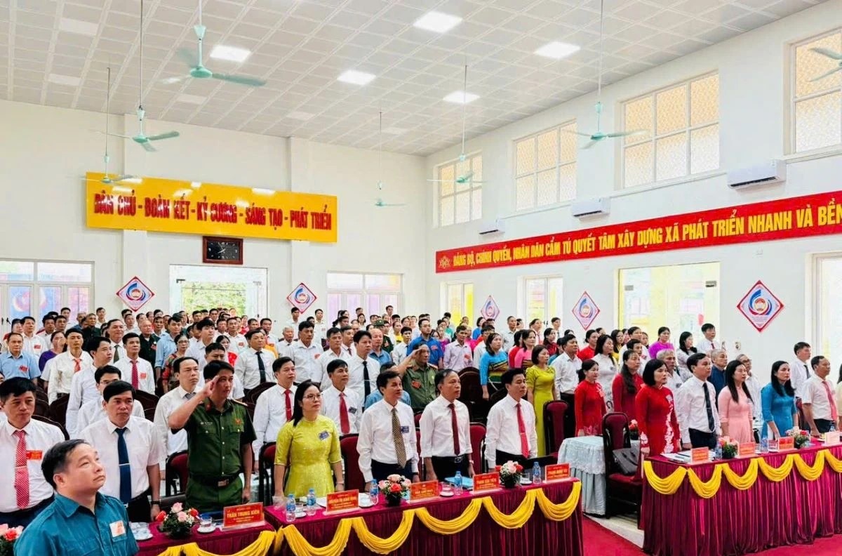 Các đại biểu thực hiện nghi thức chào cờ tại Đại hội.