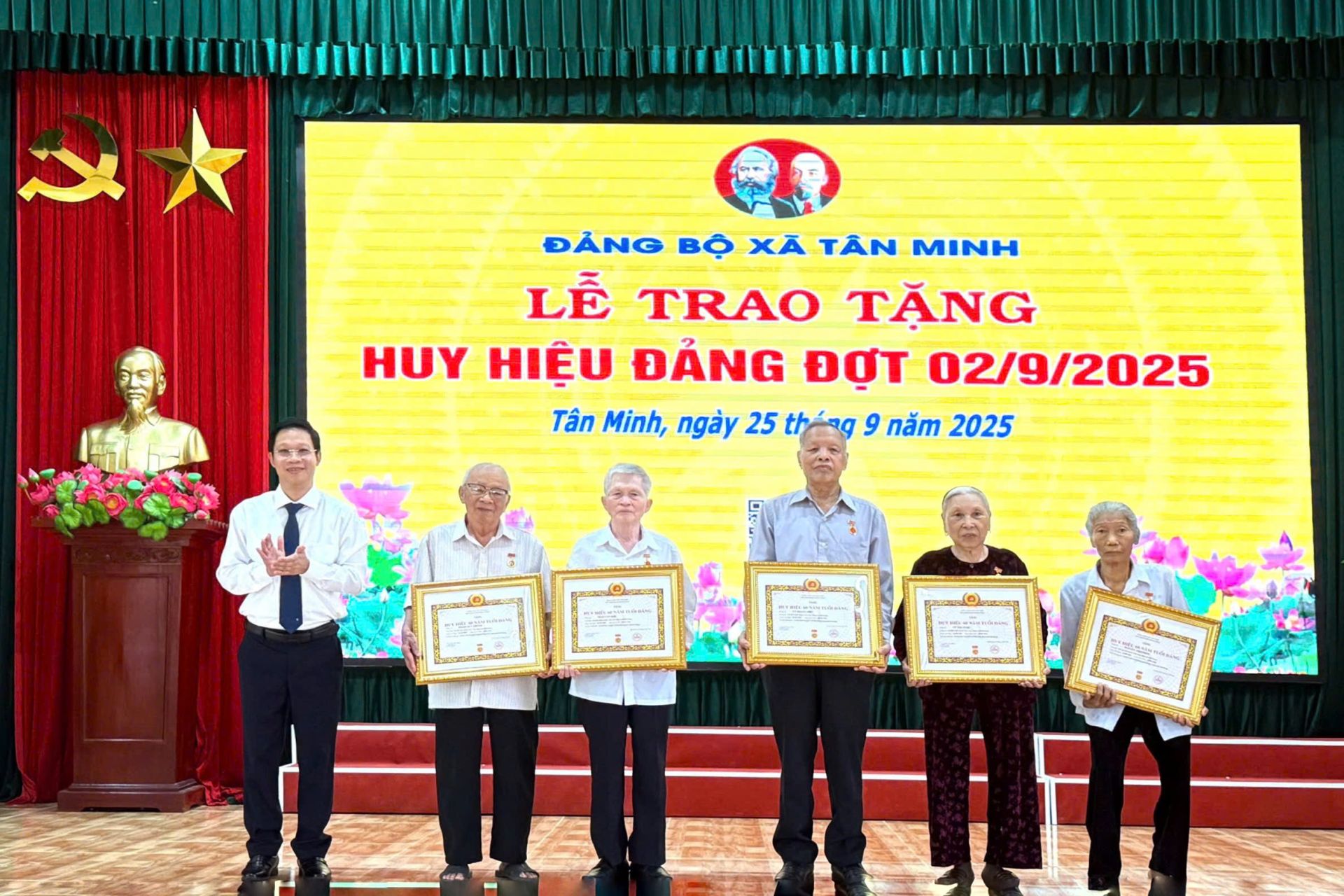 Lãnh đạo Đảng ủy xã Tân Minh trao Huy hiệu Đảng cho các đảng viên. Lãnh đạo Đảng ủy xã Tân Minh trao Huy hiệu Đảng cho các đảng viên.