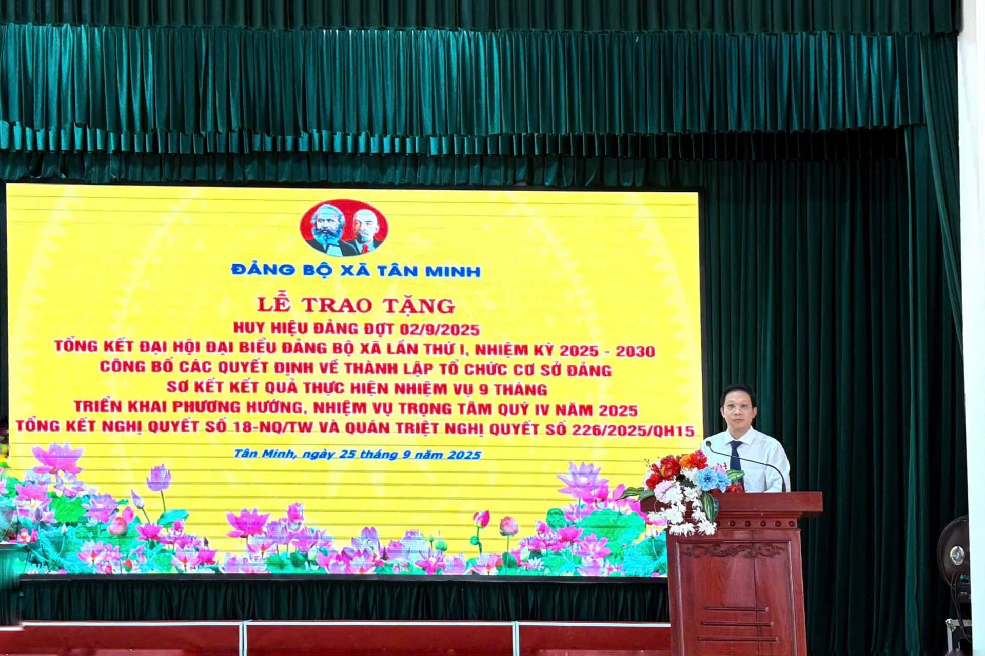 Đồng chí Nguyễn Quang Huy- Bí thư Đảng ủy - Chủ tịch HĐND xã Tân Minh phát biểu chỉ đạo. Đồng chí Nguyễn Quang Huy- Bí thư Đảng ủy - Chủ tịch HĐND xã Tân Minh phát biểu chỉ đạo.