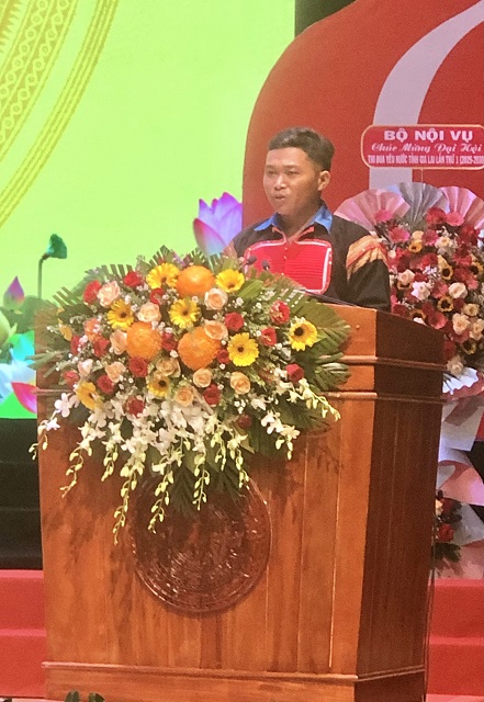 Anh Kpă Séo trình bày tham luận. Ảnh; Viết Hiền