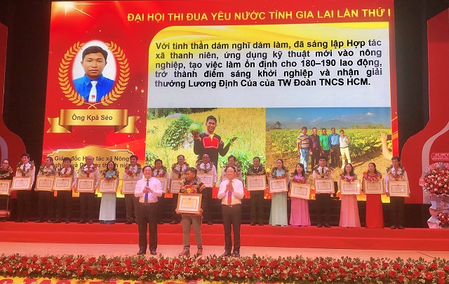Các ông Hồ Quốc Dũng (hàng trước, đầu bên phài) và Phạm Anh Tuấn (hàng trước, đầu bên trái) trao hoa và Bằng khen cho các tập thể, cá nhân. Ảnh: Viết Hiền