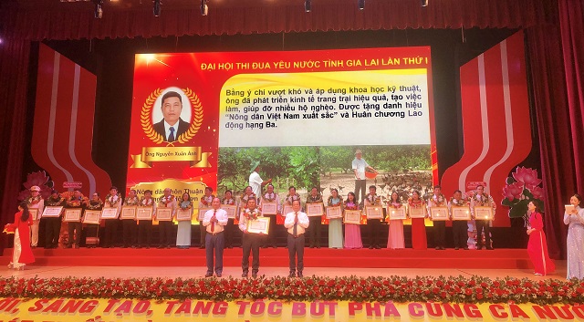 Ông Rah Lan Chung (hàng trước, đầu bên trái) và ông Nguyễn Tuấn Thanh (hàng trước, đầu bên phài) trao hoa và Bằng khen cho các tập thể, cá nhân. Ảnh: VH