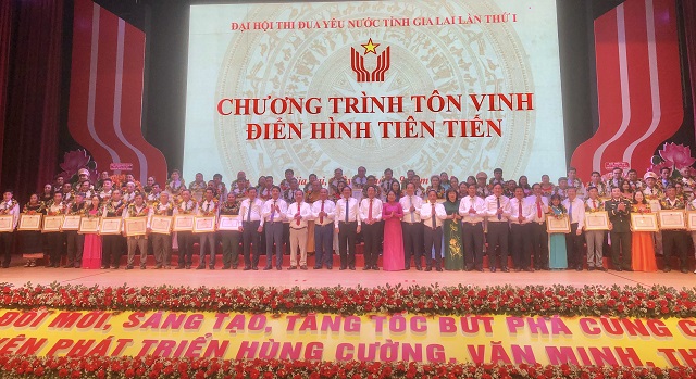 Lãnh đạo Trung ương và Tỉnh Gia Lai chụp ảnh lưu niệm với 80 điển hình tiên tiến tiêu biểu của tỉnh Gia Lai. Ảnh: Viết Hiền