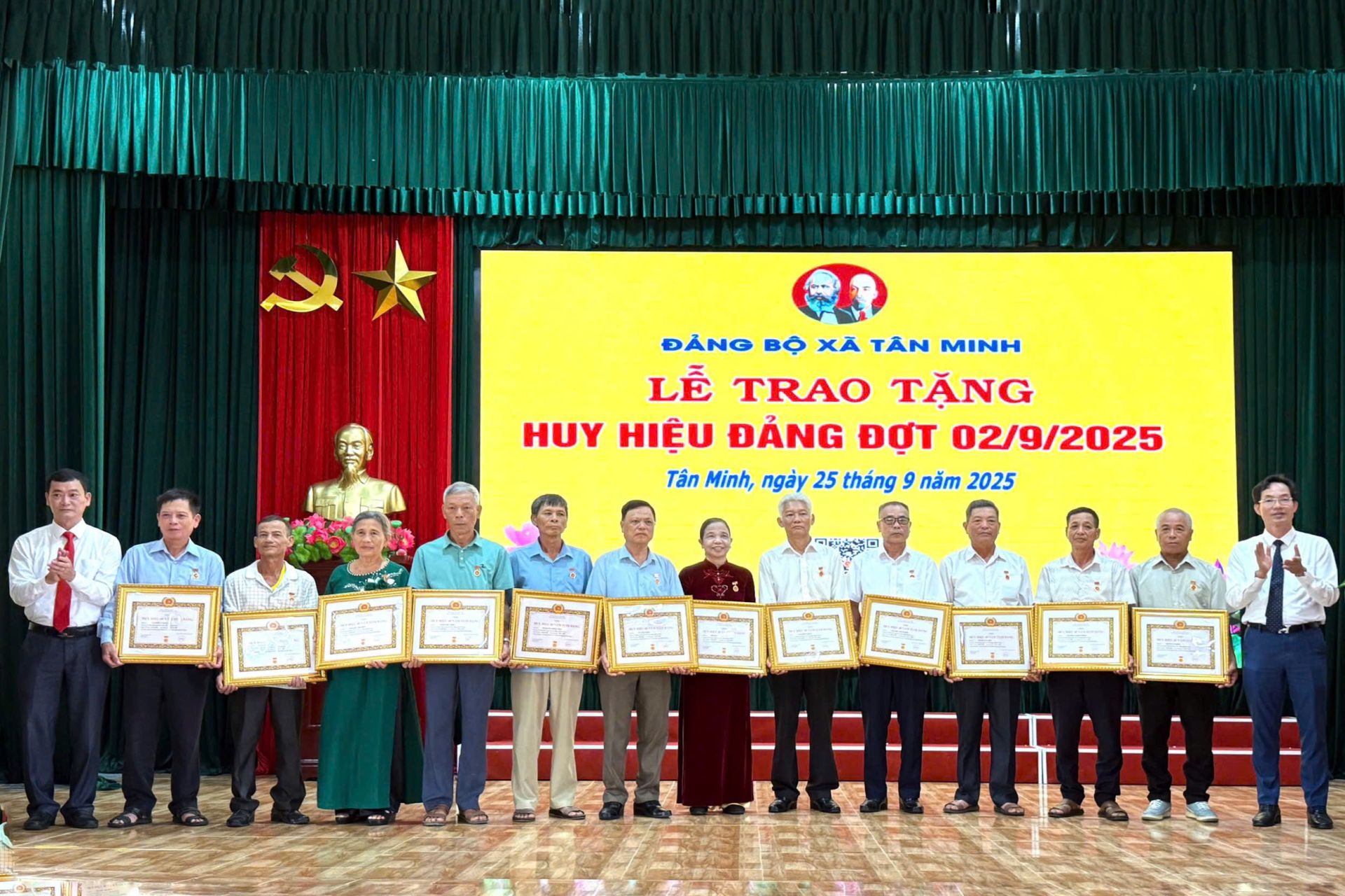 Lãnh đạo Đảng ủy xã Tân Minh trao Huy hiệu Đảng cho các đảng viên. Lãnh đạo Đảng ủy xã Tân Minh trao Huy hiệu Đảng cho các đảng viên.