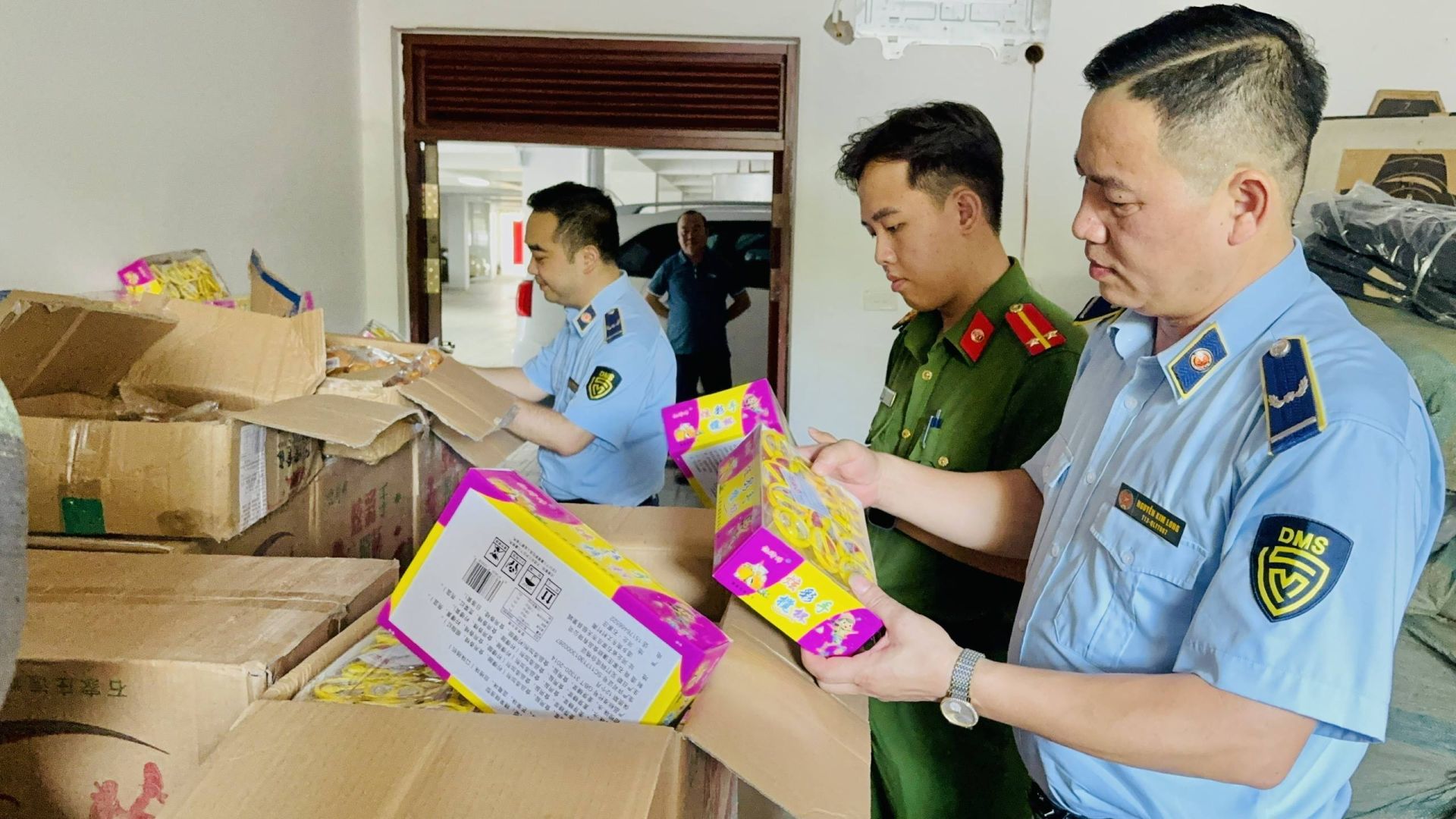 Thu giữ lô hàng hơn 6.100 sản phẩm kẹo, bánh nướng không rõ nguồn gốc, xuất xứ