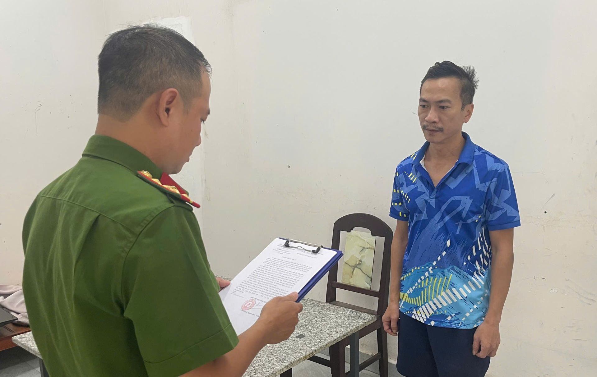 Cơ quan Cảnh sát điều tra Công an TP Đà Nẵng tống đạt các quyết định đối với Trần Hùng Cường..