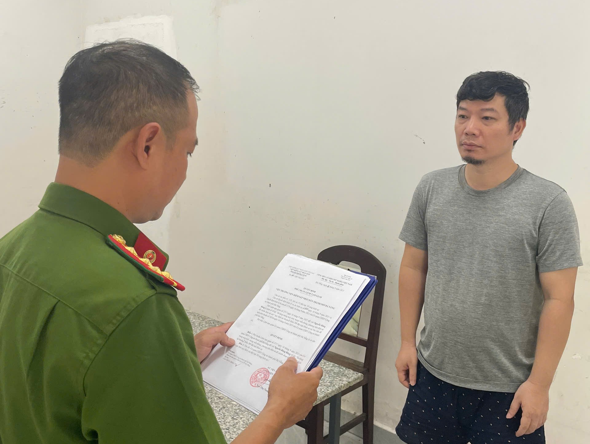 Cơ quan Cảnh sát điều tra Công an TP Đà Nẵng tống đạt các quyết định đối với Nguyễn Đăng Đông.