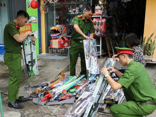 Lực lượng chức năng phối hợp kiểm tra, xử lý cơ sở kinh doanh đồ chơi trẻ em trên đường Nguyễn Thái Học (khối 9, phường Thành Vinh).