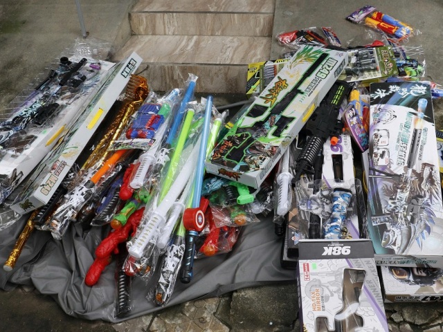 Các đồ chơi nguy hiểm bị cấm lưu hành trên thị trường như: súng nhựa mô hình có tính năng, hình dáng tương tự vũ khí quân dụng; kiếm nhựa, búa, rìu nhựa…