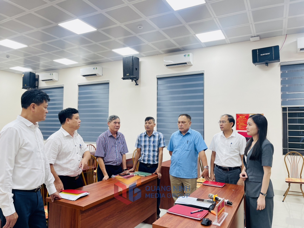 Lãnh đạo phường Hà Lầm giải đáp vướng mắc của các tổ dân, khu phố về việc triển khai chiến dịch. Lãnh đạo phường Hà Lầm giải đáp vướng mắc của các tổ dân, khu phố về việc triển khai chiến dịch.