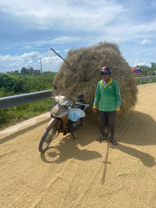 Xe chở rơm rạ Xe chở rơm rạ