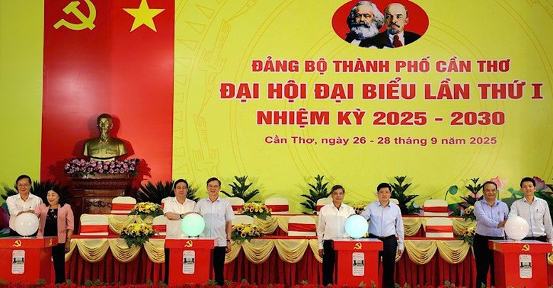 Lãnh đạo TP. Cần Thơ thực hiện nghi thức ra mắt Trang thông tin điện tử và Chuyên mục Đại hội đại biểu Đảng bộ TP. Cần Thơ lần thứ I