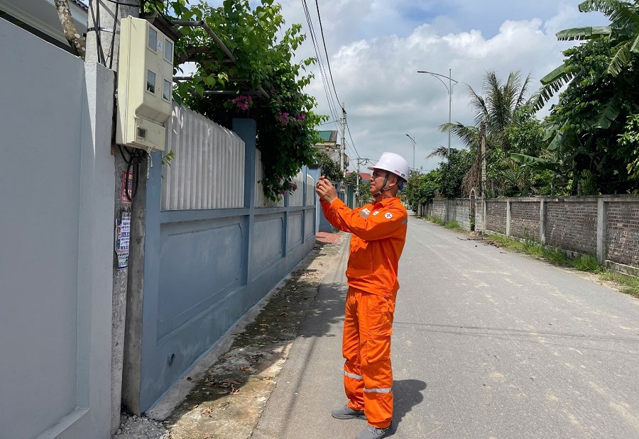 Công nhân Đội Quản lý điện khu vực Phù Tiên thu thập dữ liệu tại các điểm cột qua phần mềm PCHY 2.0 Công nhân Đội Quản lý điện khu vực Phù Tiên thu thập dữ liệu tại các điểm cột qua phần mềm PCHY 2.0