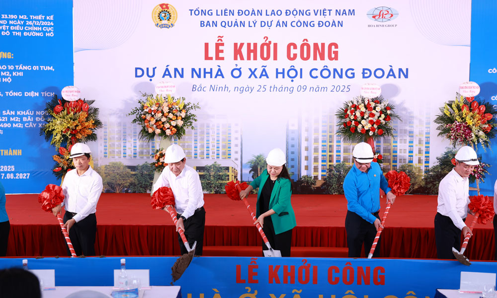 Các đại biểu thực hiện nghi lễ khởi công dự án.