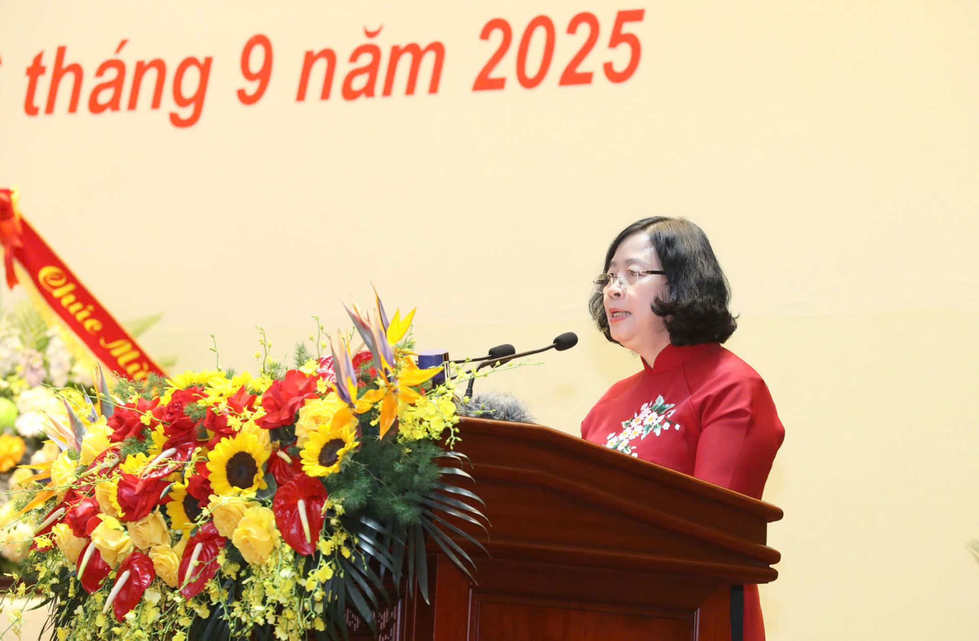 Ủy viên Bộ Chính trị, Bí thư Thành ủy Hà Nội Bùi Thị Minh Hoài thay mặt Bộ Chính trị chúc mừng và biểu dương thành tựu của tỉnh Lạng Sơn đạt được trong thời gian qua.