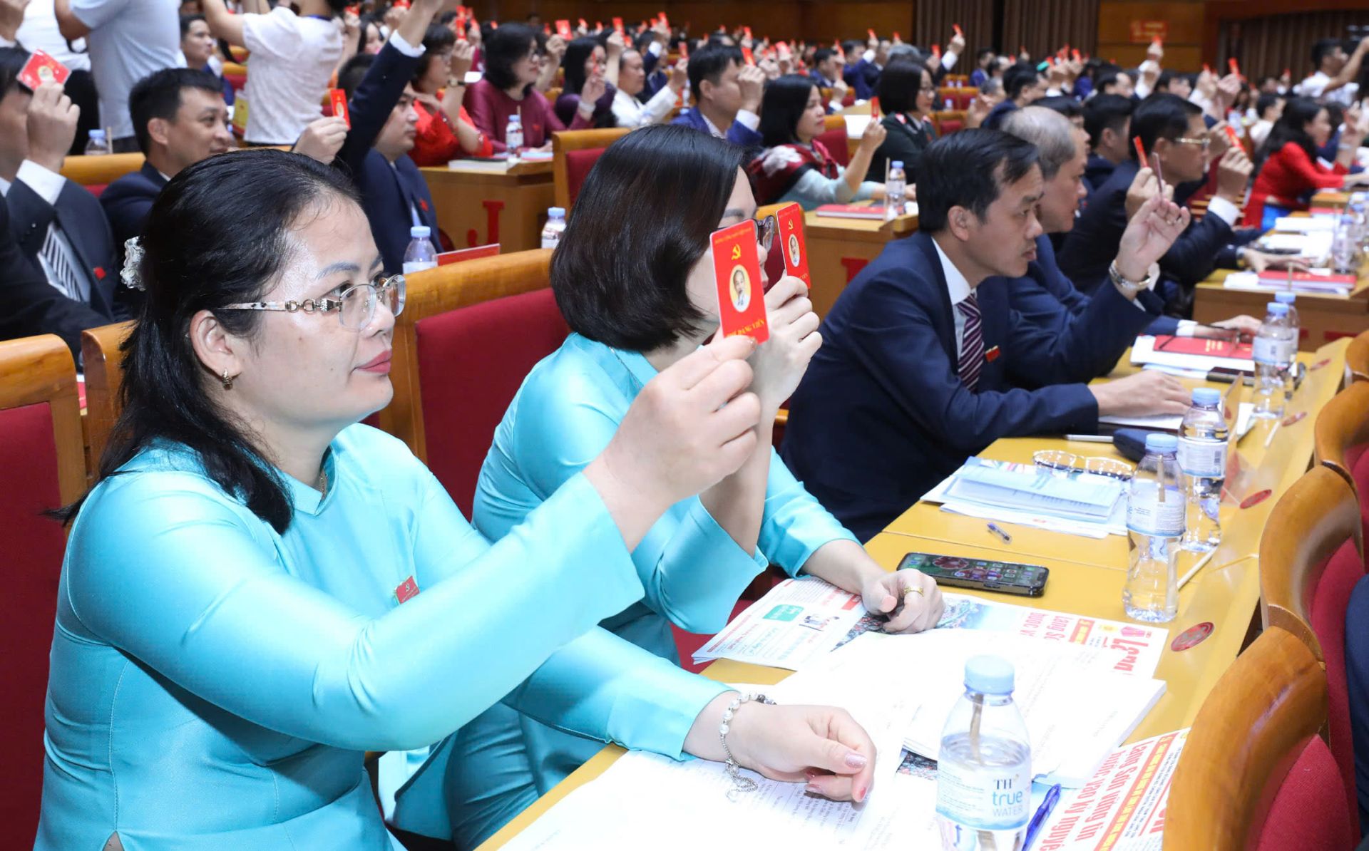 Các đại biểu biểu quyết thông qua đề án nhân sự BCH Đảng bộ tỉnh khóa XVIII